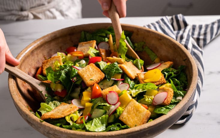Fattoush-inspireret brødsalat med sprød JätteFranska - Opskrifter | Pågen